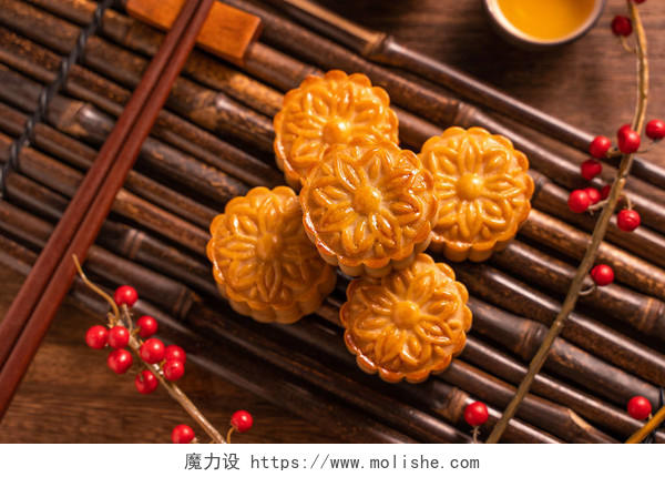 中国传统糕点月饼月饼与茶杯在竹盘上的木背景中秋节八月十五中秋节月饼中秋节